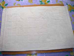 Ich entferne das Papier und habe die Zeichnung - ganz schwach - auf dem Fondant.