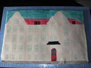 Ich habe den Kuchen mit Zitronensirup eingestrichen und den Fondant vom Brett auf den Kuchen balanciert. Die restlichen Arbeiten mit Royal Icing kann ich erst jetzt machen, sonst wären sie beim Transfer des Fondants auf den Kuchen gebrochen.